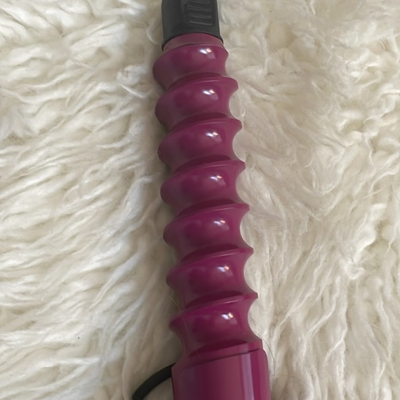 Plugged In Beach Wave Curling Iron - Picture 4 of 5
